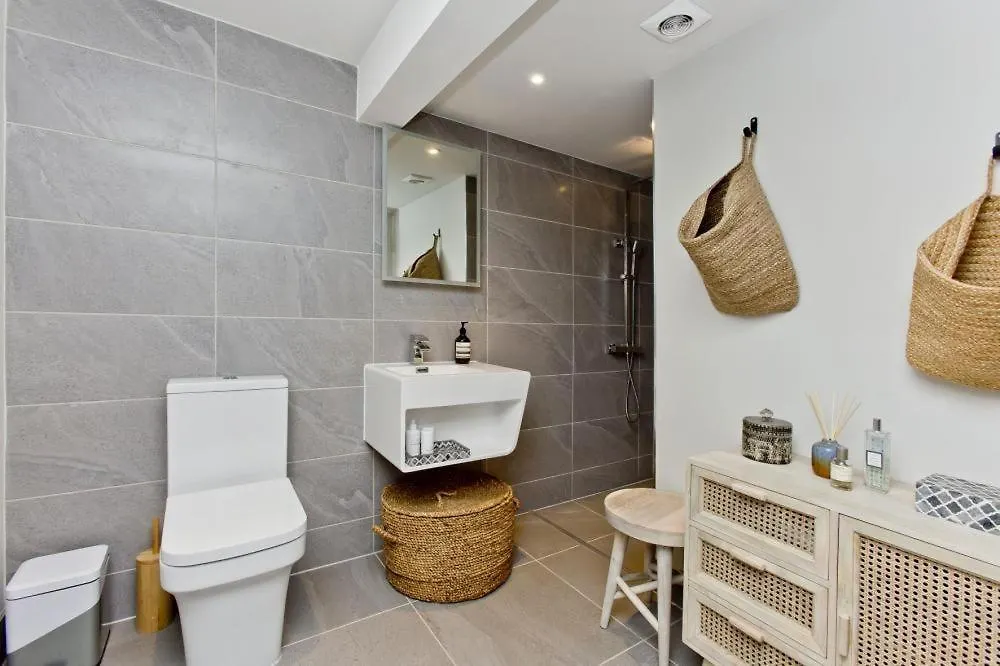 Free Parking West End Apartment Edinburgh